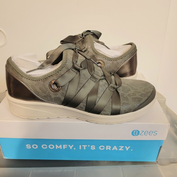 Bzees Glisten Green Animal Print Ribbon Lace-Up Fashion Sneakers Size 10 Wide - Picture 2 of 10